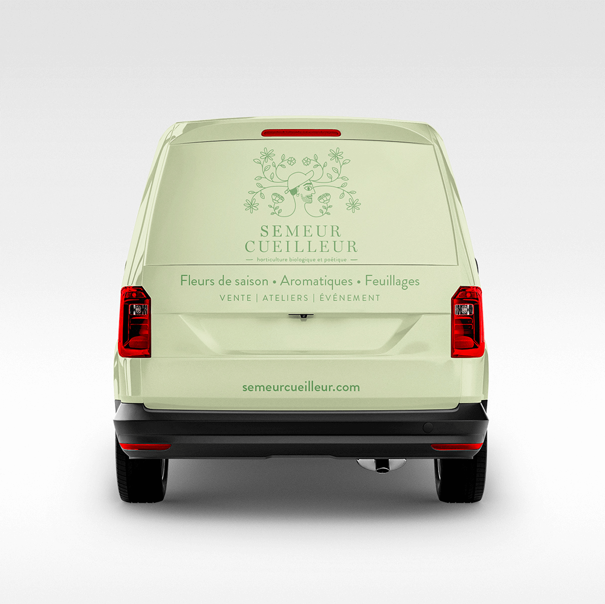 Journal Toulouse Demain, créé par le studio Vingt Mille Volts, devant le Capitole de Toulouse